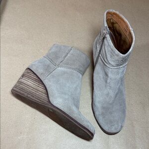 Lucky Brand Suede Ankle Booties Women’s Taupe Wedge Heel w/ Side Zip  Size 7.5 M